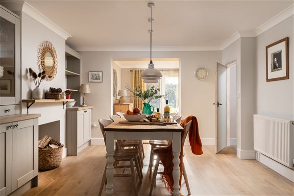 End cottage dining space